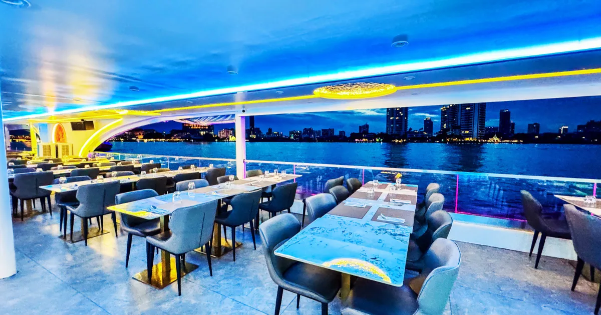 ที่นั่งโอเพ่นแอร์ชั้น 2 ของเรือดิเนอร์เดอะ แพลนเน็ต ครูซ